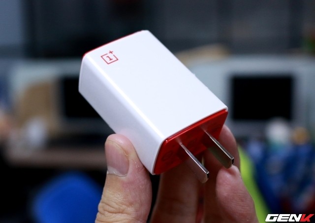 Cận cảnh OnePlus X vàng hồng đẹp như tranh vẽ đầu tiên trên thế giới ảnh 13