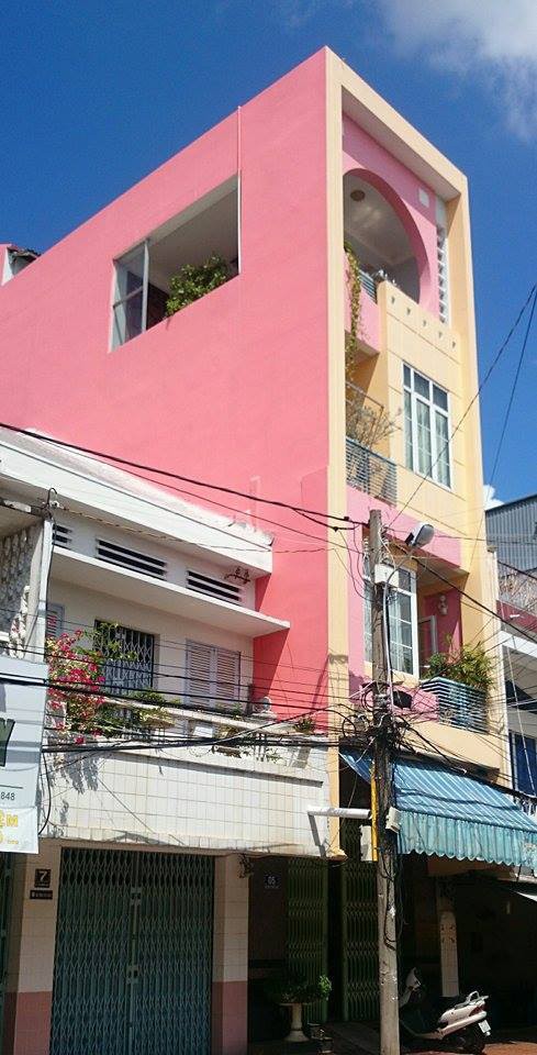 Nhà ông chủ tịch tỉnh (bên phải) và nhà 2 người bị phạt.