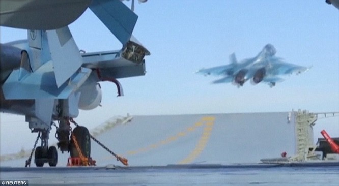 Chiến đấu cơ Su-33 cất cánh từ tàu sân bay Đô đốc Kuznetsov trong chuyến làm nhiệm vụ tại Syria