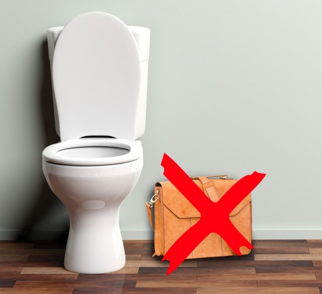 10 mẹo sử dụng nhà vệ sinh công cộng an toàn không phải ai cũng biết - ảnh 2