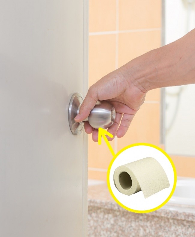 10 mẹo sử dụng nhà vệ sinh công cộng an toàn không phải ai cũng biết - ảnh 7
