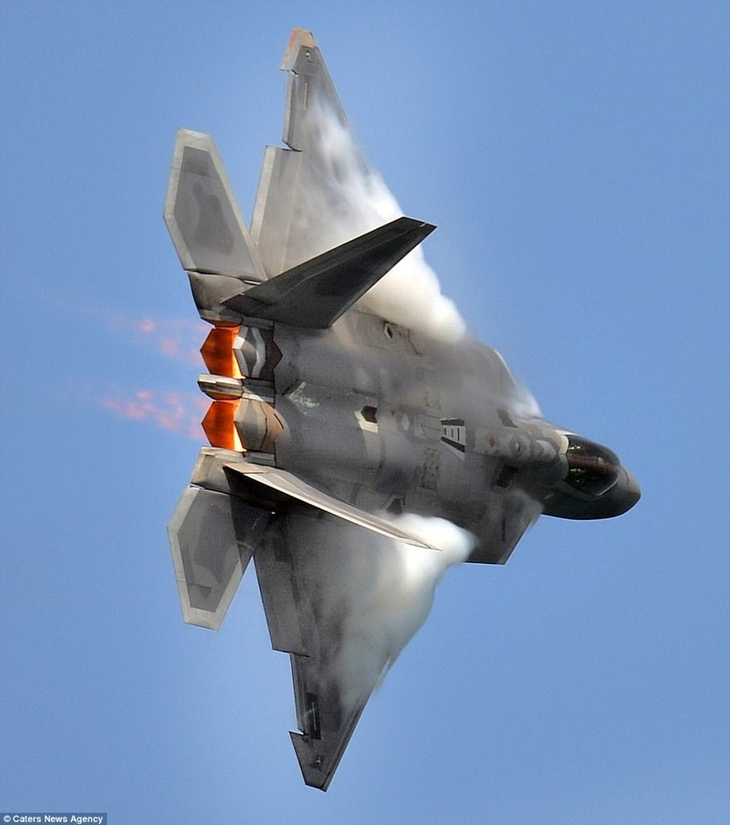 Mãn nhãn F-22 khoe kỹ năng bay siêu cấp - ảnh 3