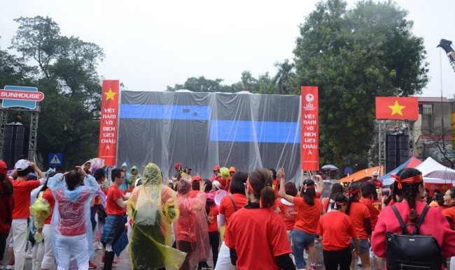 Cổ động viên vẫn cháy “hết” mình trước trận Chung kết lịch sử - ảnh 4