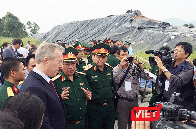 Thứ trưởng Bộ Quốc phòng Việt Nam Thượng tướng Nguyễn Chí Vịnh và Đại sứ Hoa Kỳ tại Việt Nam Ted Osius tại buổi khởi công Giai đoạn 2 xủ lý dioxin tại Sân bay Đà Nẵng