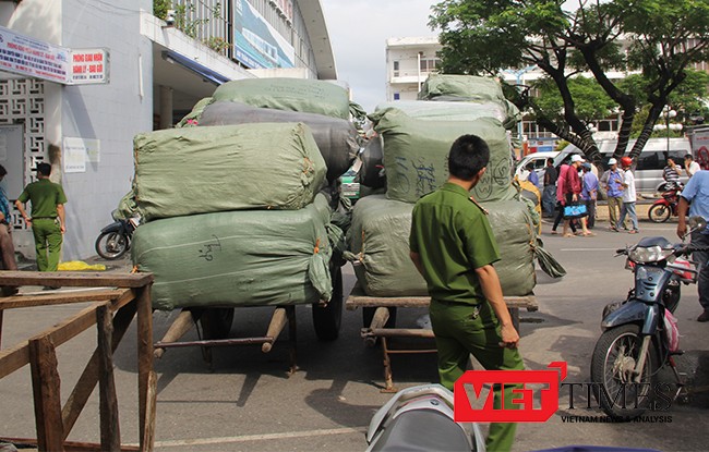 Hàng trăm bao hàng hóa gồm quần áo, giày, dép… chất trong các toa cuối tàu SE19 được cơ quan chức năng nghi nhập lậu từ Trung Quốc.