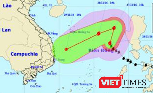 Sau khi chuyển hướng từ hướng bắc sang, bão Tokage trực hướng đổ bộ vào Nam Trung Bộ