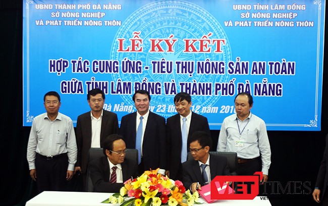 Sở NN & PTNT Đà Nẵng và tỉnh Lâm Đồng ký kết thỏa thuận trong cung cấp và tiêu thụ sản phẩm rau sạch, rau an toàn cho TP Đà Nẵng dưới sự chứng kiến của lannhx đạo UBND TP Đà Nẵng và tỉnh Lâm Đồng