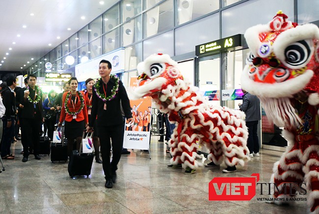 Trưa 27/3, Hãng hàng không Jetstar Pacific đã chính thức khai trương đường bay Đà Nẵng-Hồng Kông bằng máy bay Airbus A320 loại 180 ghế hạng phổ thông.