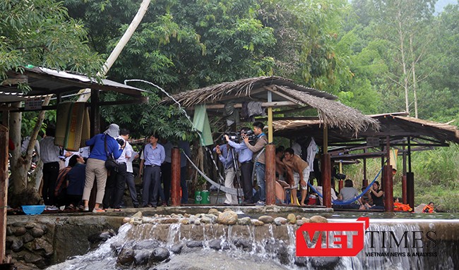 Một góc khu du lịch tự phát tại chân núi Hải Vân (Đà Nẵng)