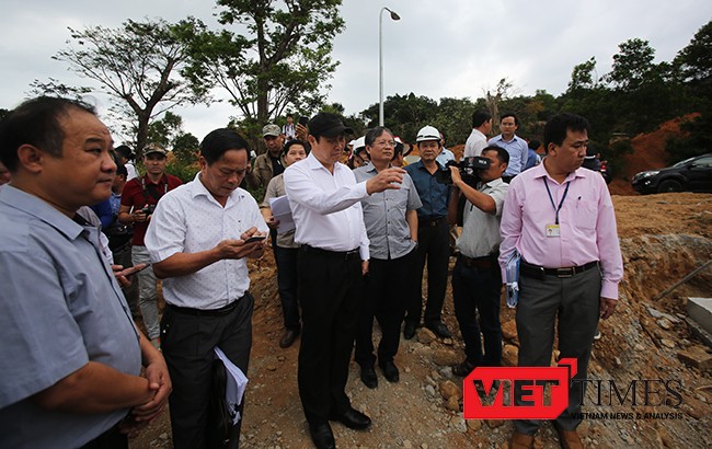 Ông Huỳnh Đức Thơ, Chủ tịch UBND TP Đà Nẵng và các cơ quan chức năng đi kiểm tra dự án Khu du lịch Biển Tiên Sa băm nát rừng Sơn Trà