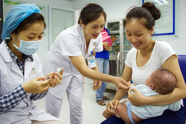 Trẻ em tiêm chủng vaccine