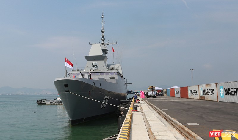 Sáng 26/4, Tàu Hải quân Singapore mang tên RSS INTREPID 69 cùng 150 người trong thủy thủ đoàn đã cập cảng Tiên Sa, chính thức chuyến thăm Đà Nẵng từ ngày 26/4-29/4.