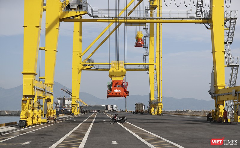 Sau năm 2020, Cảng Liê Chiểu sẽ từng bước phát triển để đảm nhận vai trò khu bến chính của cảng cửa ngõ quốc tế tại khu vực miền Trung, tiếp nhận tàu có trọng tải 100.000 tấn. Tàu container có sức chở từ 6.000-8.000 TEUS. 