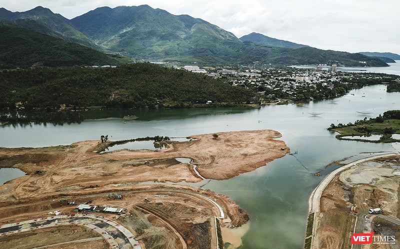 Hiện trường thi công nền tại Khu D2-Dự án Khu đô thị Golden Hills do Công ty CP Trung Nam làm chủ đầu tư khi chưa có hồ sơ quy hoạch hạ tầng kỹ thuật và giấy phép xây dựng của cơ quan có thẩm quyền phê duyệt.