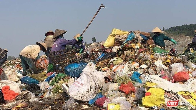 Người dân nhặt rác tại bãi rác Khánh Sơn