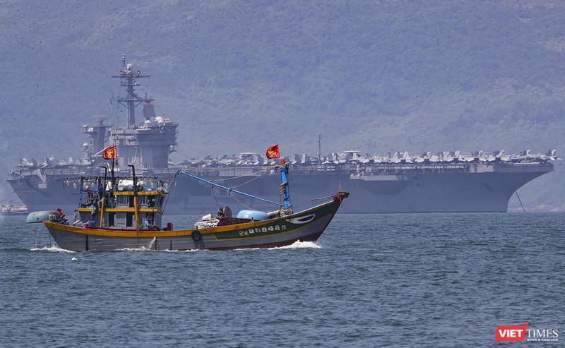 Hàng không mẫu hạm USS Theodore Roosevelt (CVN-71) của Hải quân Hoa Kỳ trên vịnh Đà Nẵng.