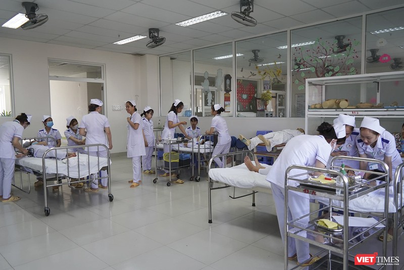 Sinh viên điều dưỡng ĐH Đông Á đang thực hành kỹ năng chăm sóc bệnh nhân tại khu chức năng nhà trường