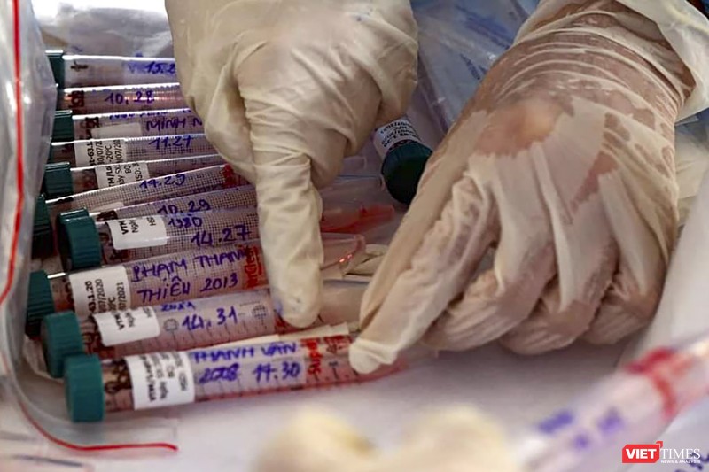 Lực lượng y tế lẫy mẫu bệnh phẩm xét nghiệm COVID-19 tại Đà Nẵng