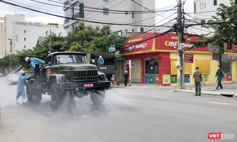 Lực lượng quân đội phun hóa chất khử trùng phòng, chống dịch COVID-19 trên địa bàn quận Sơn Trà.