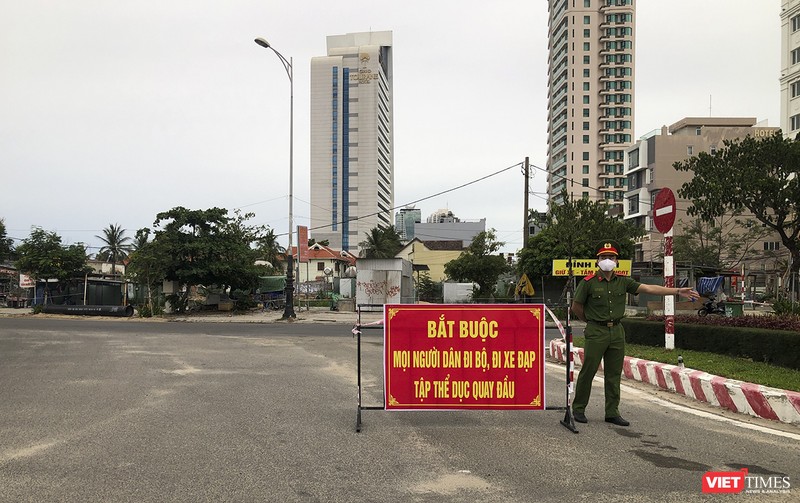 Chốt kiểm soát dịch COVID-19 yêu cầu người dân không đi vào khu vực phong toả