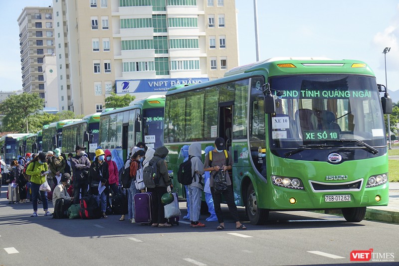 Hơn 700 người dân quên Quảng Ngãi mắc kẹt ở Đà Nẵng do dịch COVID-19 trước giờ lên đường về quê