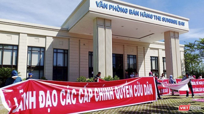 Liên quan đến vụ án "Vũ nhôm", khách hàng mua nhà tại dự án liên tục  tập trung tại văn phòng dự án kêu cứu, đòi quyền lợi.