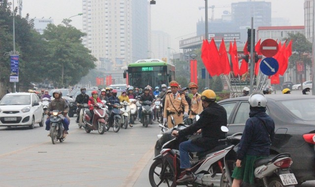 Mặc dù được Cảnh sát giao thông phân luông nhưng buýt nhanh vẫn bị chiếm đường ưu tiên.