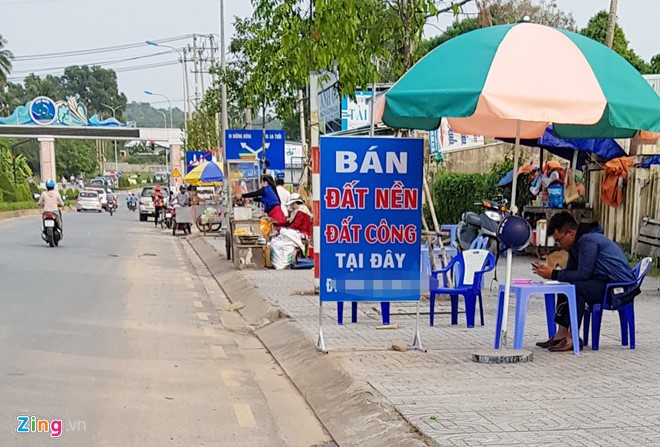 Thị trường bất động sản ở Phú Quốc sôi động. Nhân viên nhà đất ra vỉa hè dựng bảng bán đất nền, đất "công" (1 công tương đương 1.000 m2). Ảnh: Việt Tường/Zing.vn