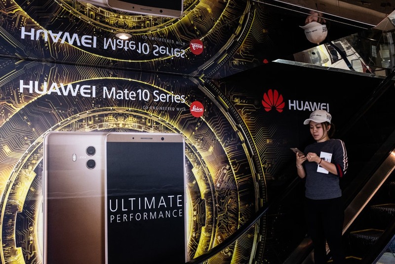 Một tấm biển quảng cáo điện thoại thông minh của Huawei tại Trung tâm thương mại Hồng Kông. Ảnh: NY Times