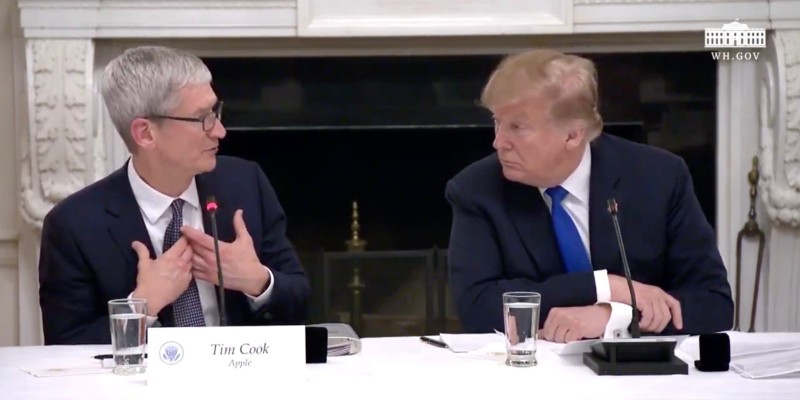 CEO của Apple Tim Cook (trái) và Tổng thống Donald Trump (phải). Ảnh: 9to5Google