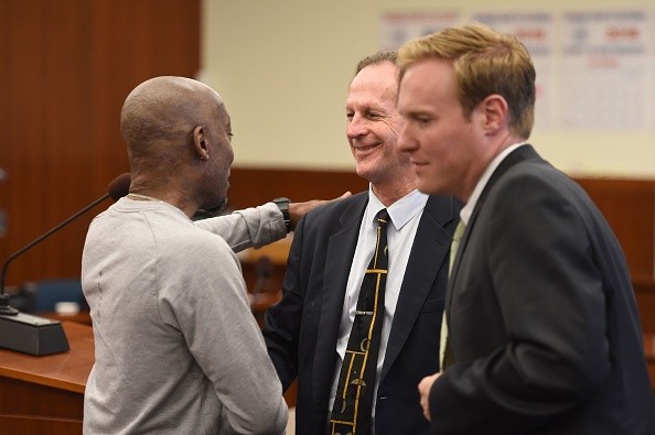 Ông Dewayne Johnson (trái) và các luật sư vui mừng sau khi nghe tòa tuyên bố thắng kiện