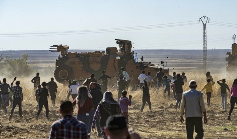Sau hai cuộc đầu thuận lợi, đến cuộc tuần tra chung thứ ba, đoàn xe của quân cảnh Nga và lính biên phòng Thổ Nhĩ Kỳ đã bị người Kurd ở biên giới Syria dùng đất đá tấn công.