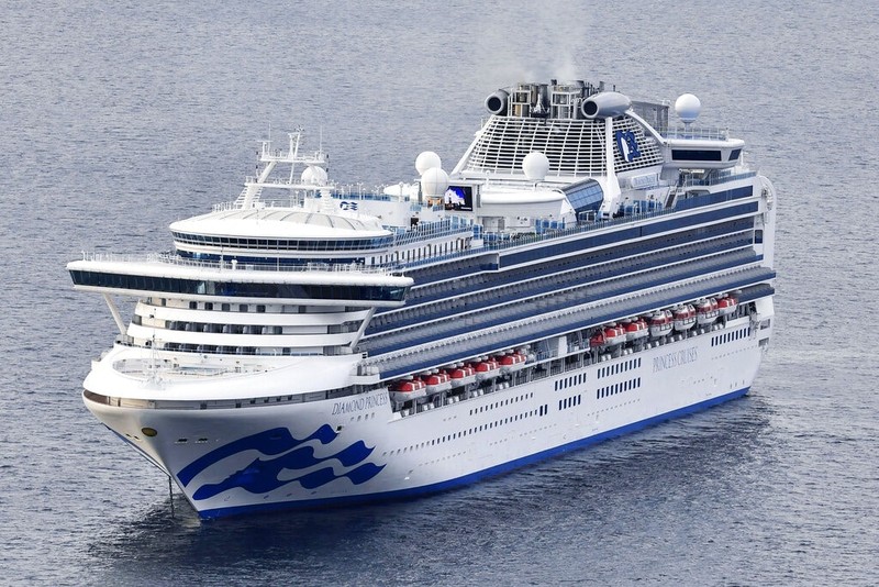 Tàu Diamond Princess với 3.700 khách bị cách ly phải neo đậu trên biển (Ảnh: AP)