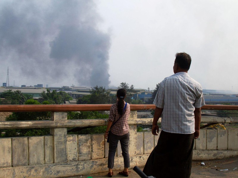 Đại sứ quán Trung Quốc tại Myanmar cho biết, 37 công ty Trung Quốc đã phastaans công, đốt phá (Ảnh: Dwnews).