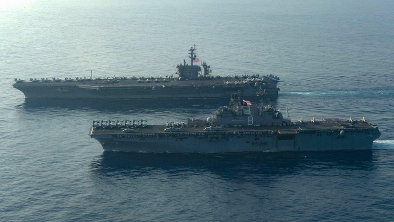 Tàu sân bay USS Theodore Roosevelt và tàu tấn công đổ bộ USS Makin Island của Mỹ đang tập trận trên Biển Đông (Ảnh: Đa Chiều).