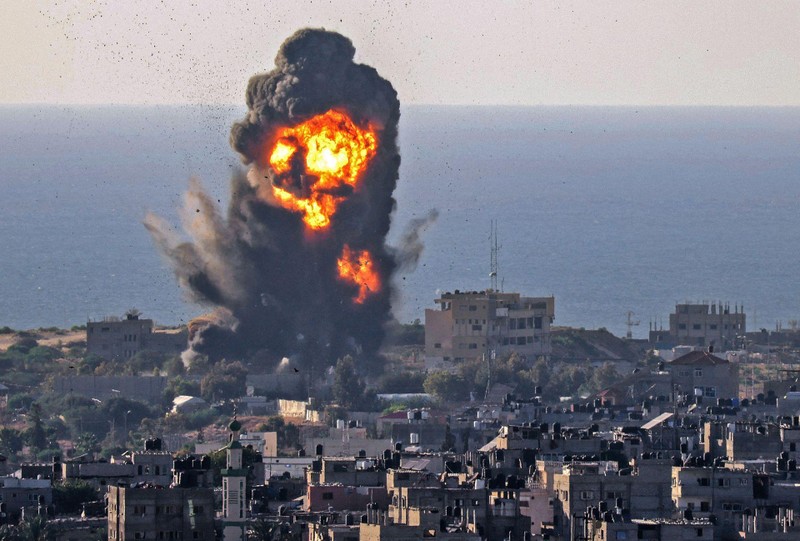 Máy bay Israel ném bom Dải Gaza trả đua các vụ phóng tên lửa của Hamas (Ảnh: Đông Phương).