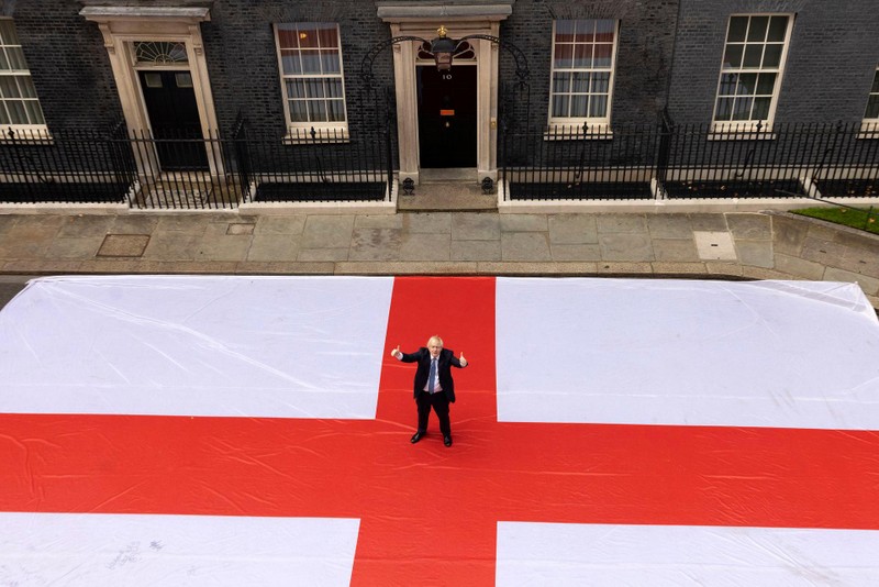 Hình ảnh Thủ tướng Boris Johnson dẫm chân lên quốc kì Anh để cổ vũ đội tuyển Anh khiến cư dân mạng Anh nổi giận (Ảnh: Twitter@BorisJohnson).