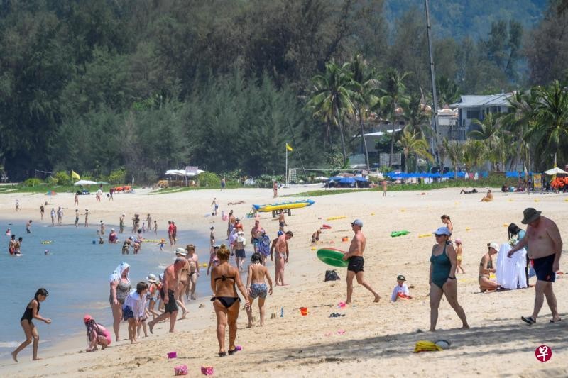 Hơn 7.000 du khách Nga hiện đang bị mắc kẹt ở Thái Lan không còn máy bay bay về nước và cũng không tiêu được tiền (Ảnh: AFP).