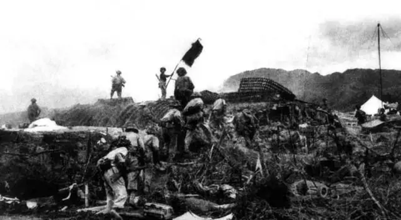 Bộ đội Việt Nam chiếm sở chỉ huy quân Pháp chiều 7/5/1954 (Ảnh: Sina).