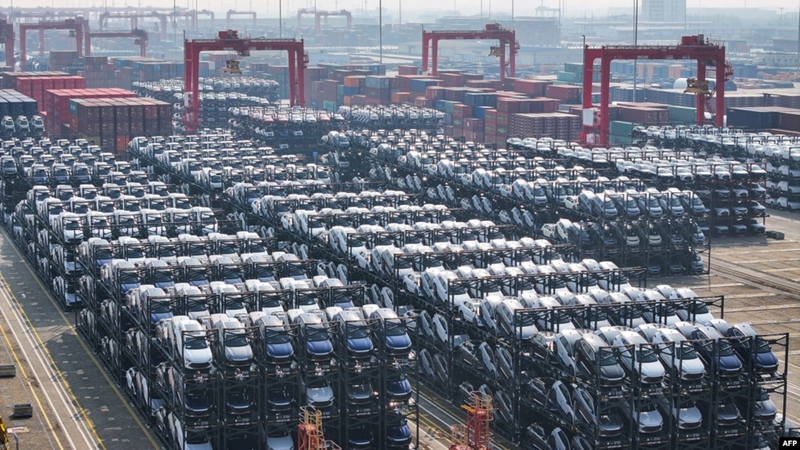 Xe điện Trung Quốc ách tắc tại một bến cảng châu Âu (Ảnh: VOA)