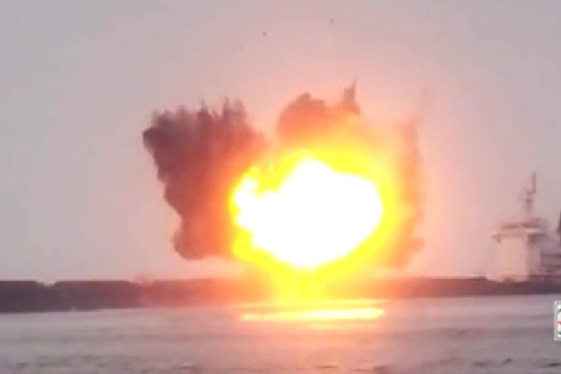 Tàu TUTOR xảy ra nổ lớn sau khi bị tấn công (Ảnh: SCMP)