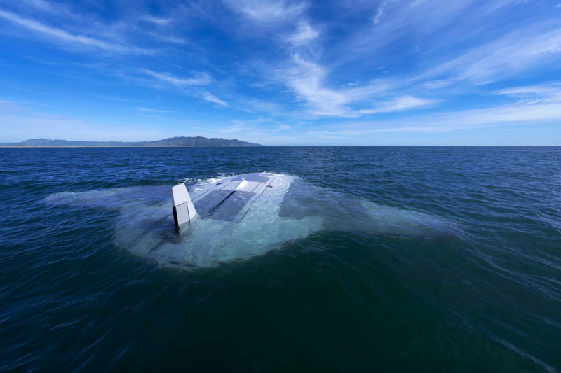 Chiếc Manta Ray đang thử nghiệm trong trạng thái bán chìm trên biển (Ảnh: Thewarzone).