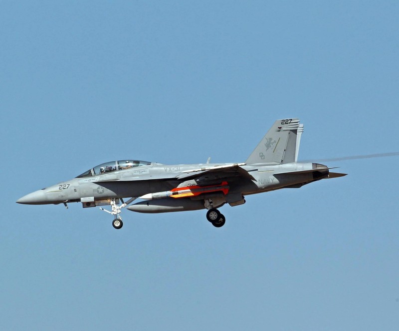 Máy bay chiến đấu F/A-18E/F Super Hornet mang tên lửa AIM-174B trong khi diễn tập (Ảnh: Sohu).