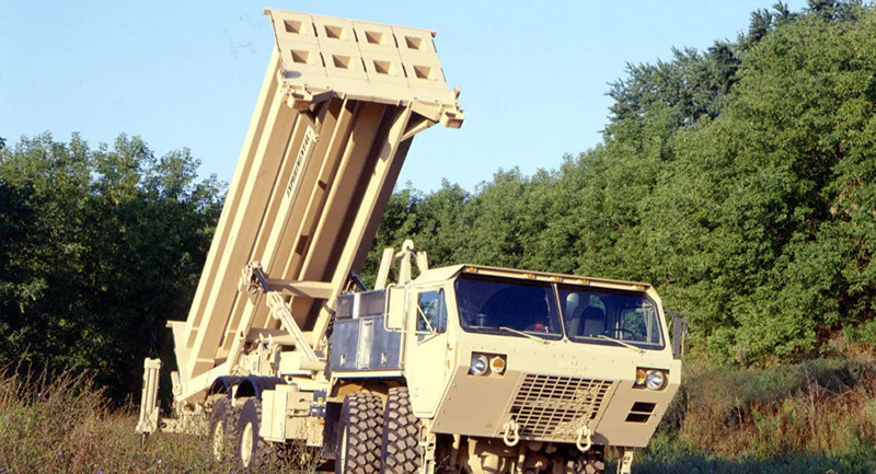 Xe phóng THAAD với bệ gồm 8 ống phóng (Ảnh: Sputnik).