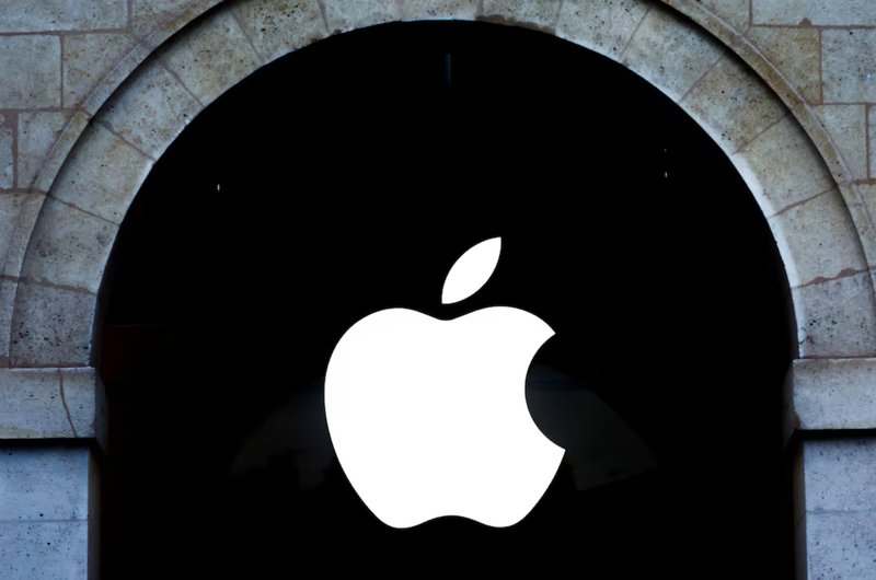 Logo của Apple được chụp trong một cửa hàng Apple ở Paris (Ảnh: Reuters)