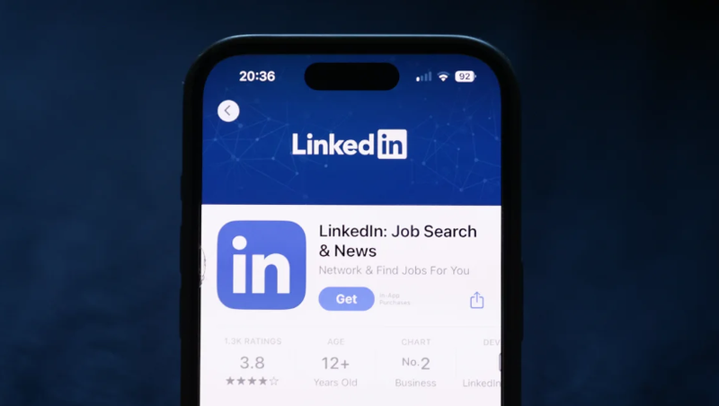 Người dùng LinkedIn hiện có thể lựa chọn không sử dụng nội dung của họ trên trang web này để đào tạo hệ thống AI của Microsoft (Ảnh: CNN)