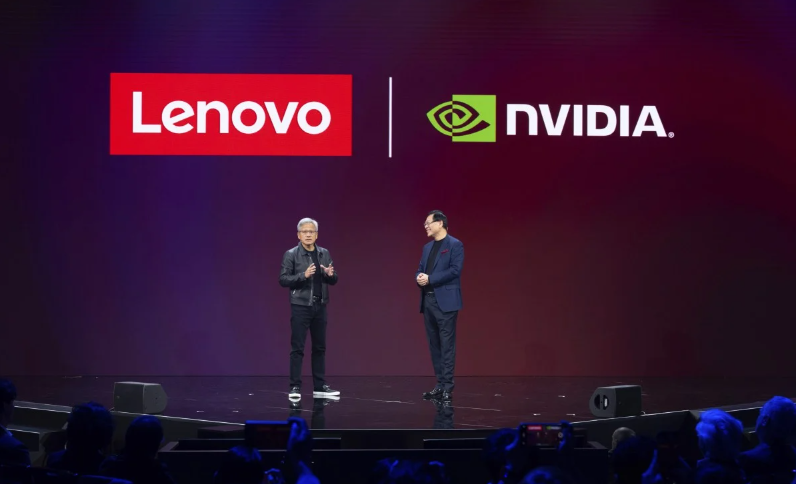 CEO của Lenovo Yuanqing Yang (phải) cùng CEO của Nvidia Jensen Huang, tại sự kiện Lenovo Tech World ở Seattle (Ảnh: SCMP)