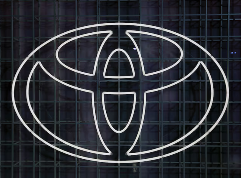 Logo của Toyota được nhìn thấy tại Triển lãm ô tô Tokyo. Ảnh: Reuters.