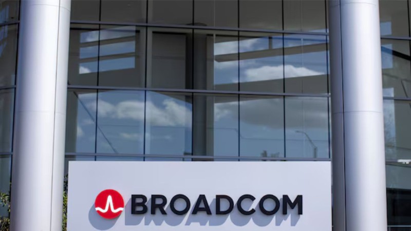 Logo của công ty Broadcom Limited ở văn phòng tại Irvine, California, Mỹ. Ảnh: Reuters.