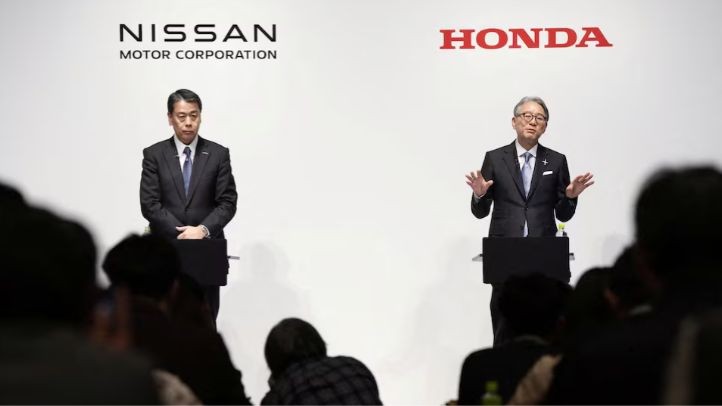 Makoto Uchida, chủ tịch kiêm giám đốc điều hành của Nissan Motor, và Toshihiro Mibe, chủ tịch kiêm giám đốc điều hành của Honda. Ảnh: Reuters.